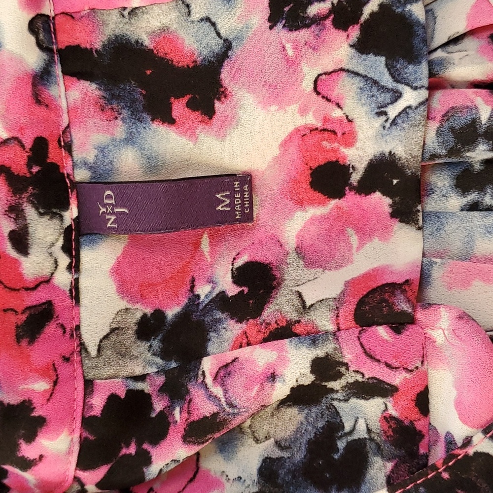 Blouse size medium. - Picture 6 of 8